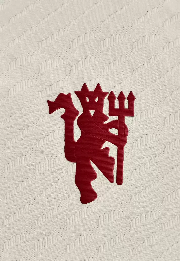 Alucinante! La nueva camiseta alternativa del Manchester United con un  escudo muy especial