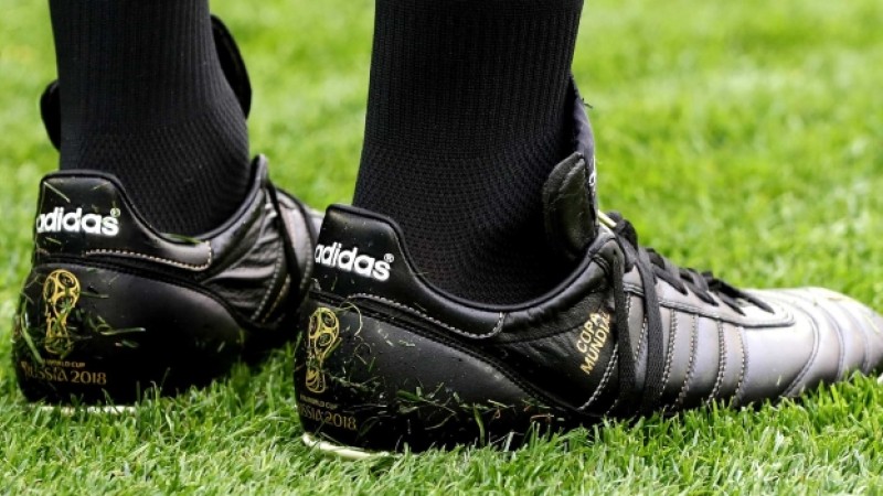 A rayas capitán Infantil adidas equipó a los árbitros del Mundial con botines de edición limitada