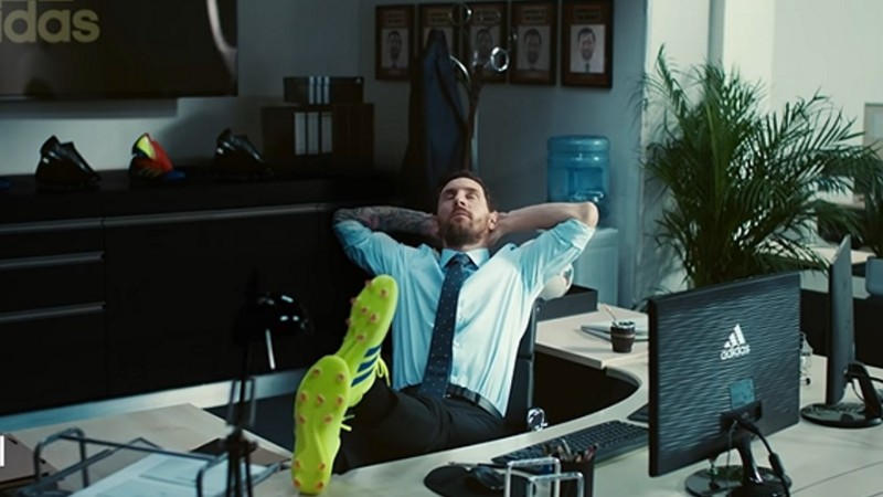 Mente práctica Dinkarville La última campaña de adidas que lo tiene a Messi como oficinista |  Marketing Registrado