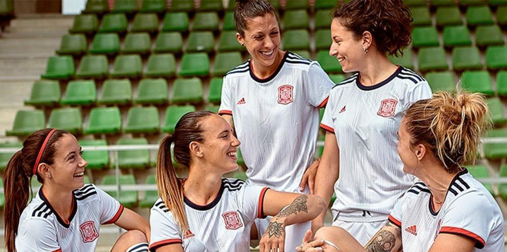 adidas la camiseta de España para el Mundial de fútbol femenino