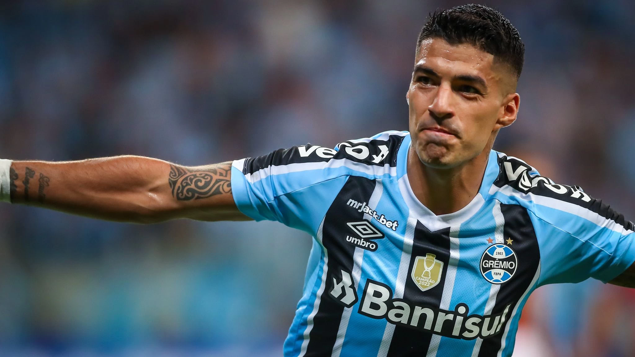 Umbro se posiciona sobre desabastecimento de camisas de Suárez no Grêmio