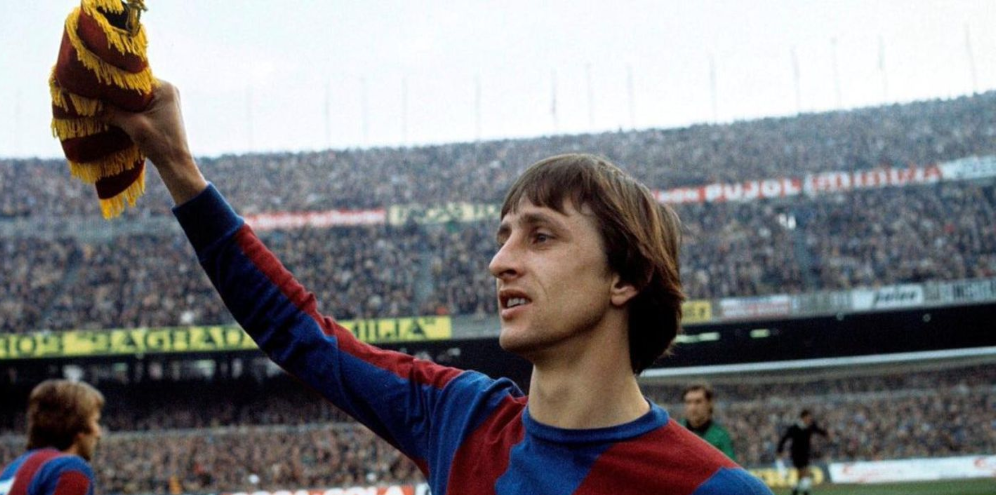 Johan Cruyff saluda a la afición del Barcelona en el Camp Nou.