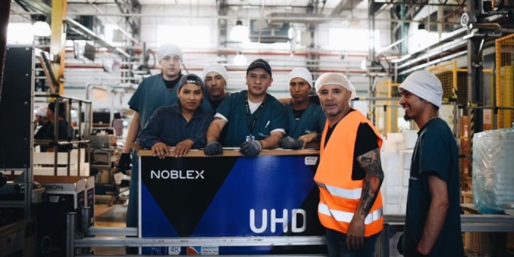 Sampaoli visit&oacute; la f&aacute;brica de Noblex y brind&oacute; una charla motivacional a sus empleados
