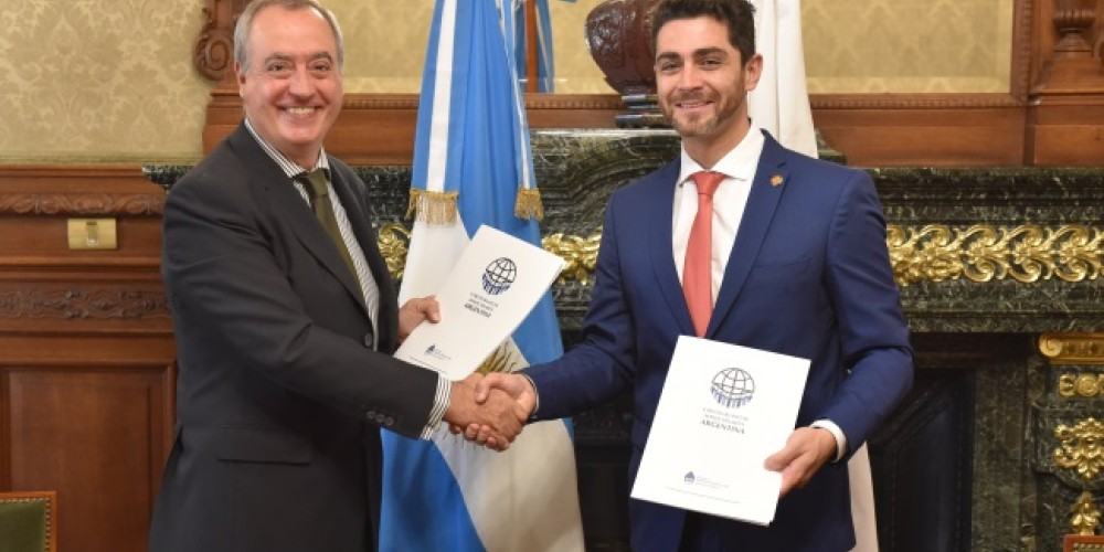 La Asociaci&oacute;n de Clubes de B&aacute;squetbol y la Comisi&oacute;n Cascos Blancos firmaron un acuerdo de colaboraci&oacute;n