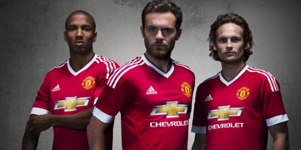 adidas present&oacute; la camiseta del Manchester United