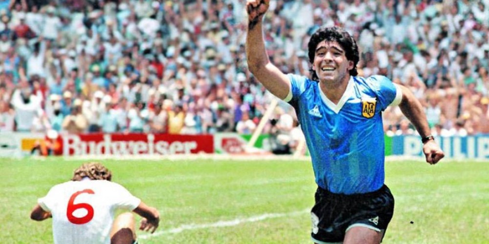 La millonaria oferta apenas comenzada la subasta de la camiseta de Maradona contra Inglaterra en M&eacute;xico 86