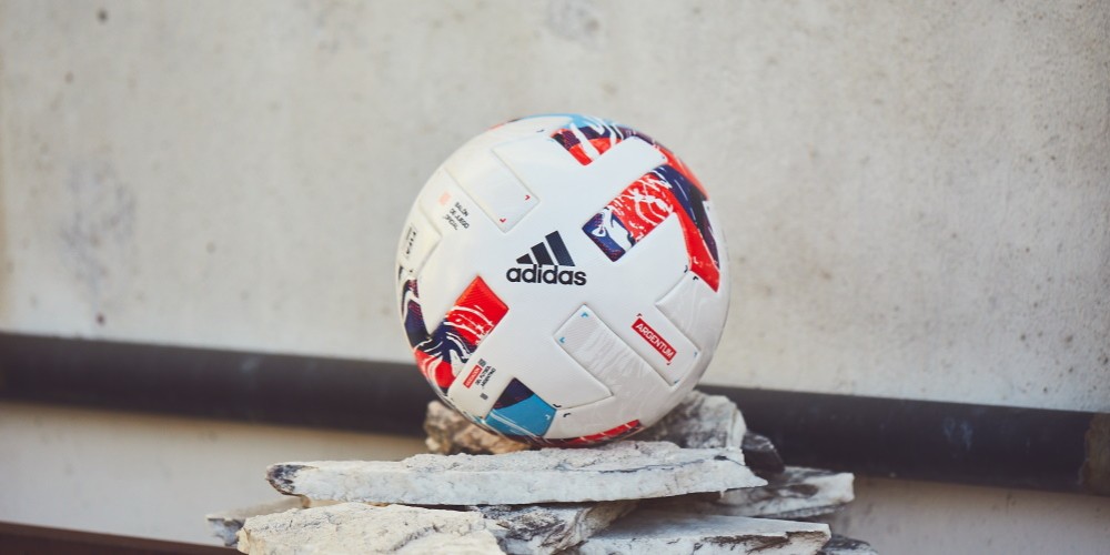 adidas present&oacute; la nueva pelota del f&uacute;tbol argentino inspirada en el R&iacute;o de La Plata