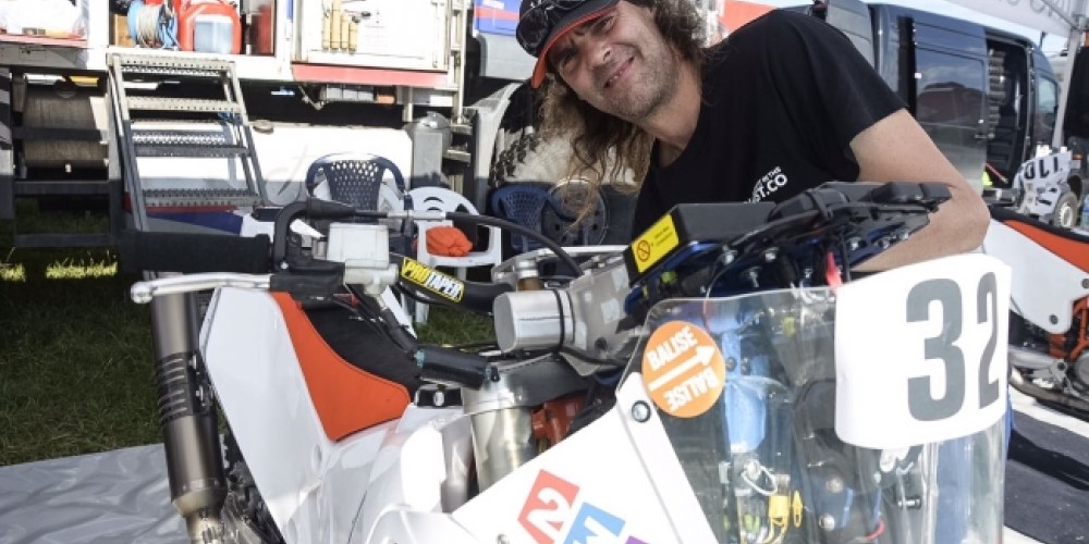La moto del Chavo Salvatierra ya está en Paraguay lista para arrancar el Rally Dakar