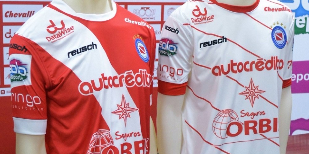 Argentinos Juniors cambió de proveedor y presentó su nueva camiseta