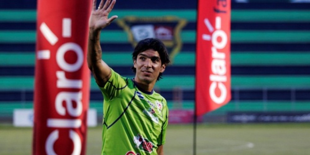 Sebasti&aacute;n Abreu firma con su equipo n&uacute;mero 23 en su carrera
