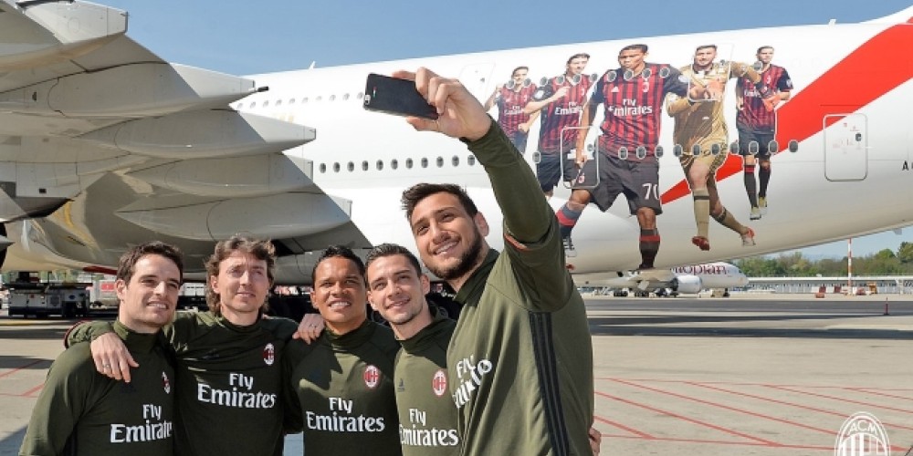 El futbolista colombiano que tiene su imagen principal en el avi&oacute;n del AC Milan 