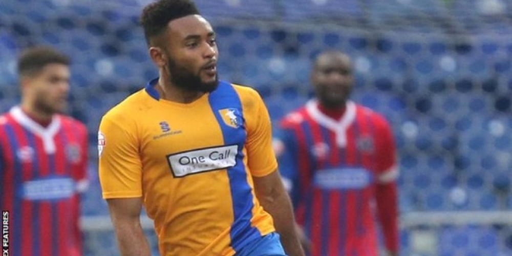 Ins&oacute;lito: Un futbolista orin&oacute; en el banco de suplentes y fue multado