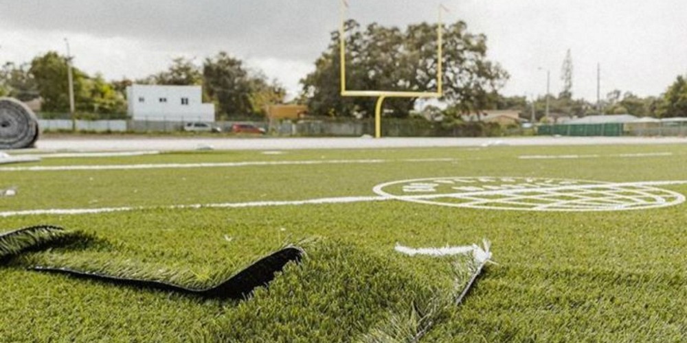 adidas construyó una cancha de fútbol americano con botellas de plástico