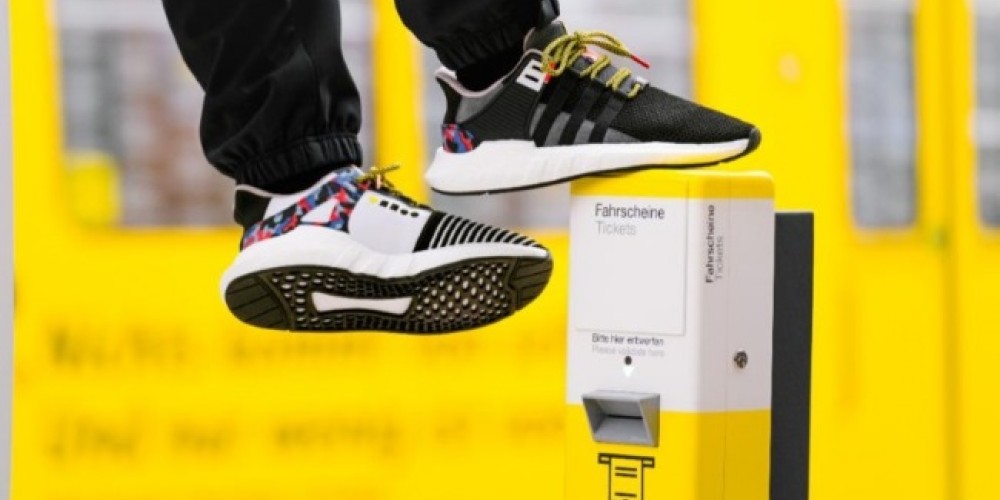 adidas elabor&oacute; un par de zapatillas que servir&aacute;n como boleto de acceso al transporte p&uacute;blico 