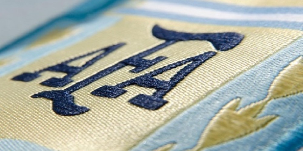 El escudo que la AFA creó para distinguirse de sus rivales en blanco y negro cumple 41 años