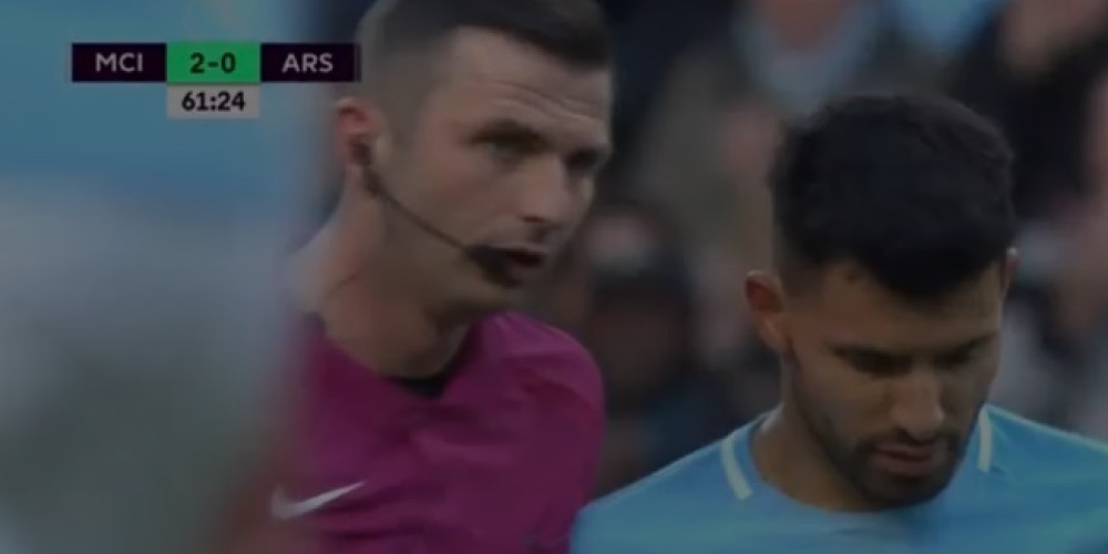 Ag&uuml;ero fue sustituido y mientras sal&iacute;a le tuvo que hacer un favor al &aacute;rbitro