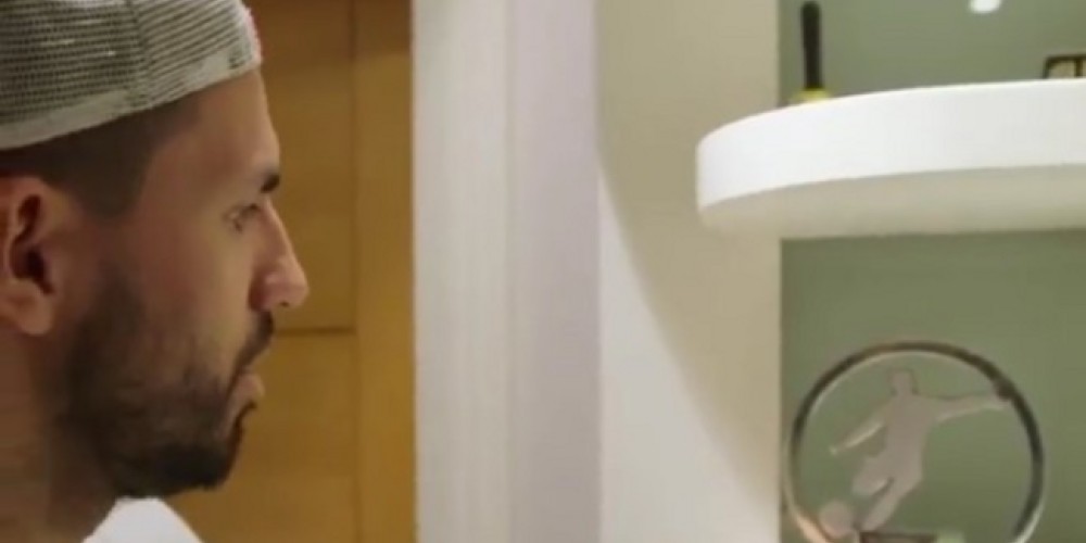 Un tour por la casa del “Kun” Agüero ¿qué hace con sus premios, pelotas y camisetas intercambiadas?