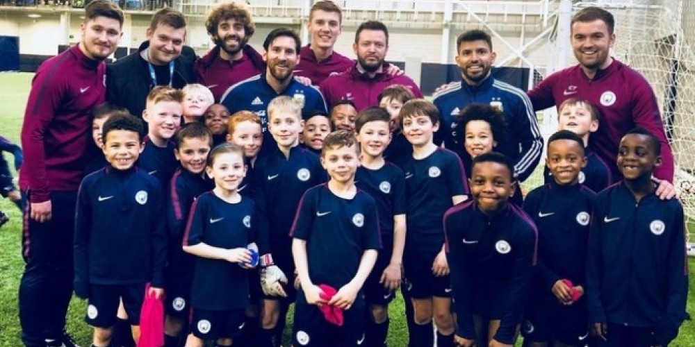 Ag&uuml;ero y Messi sorprendieron a las infantiles del City en un entrenamiento