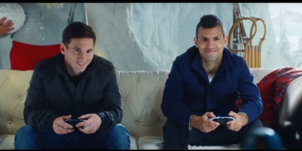 Agüero y Messi juegan al FIFA16 contra dos renos en la casa de Papá Noel