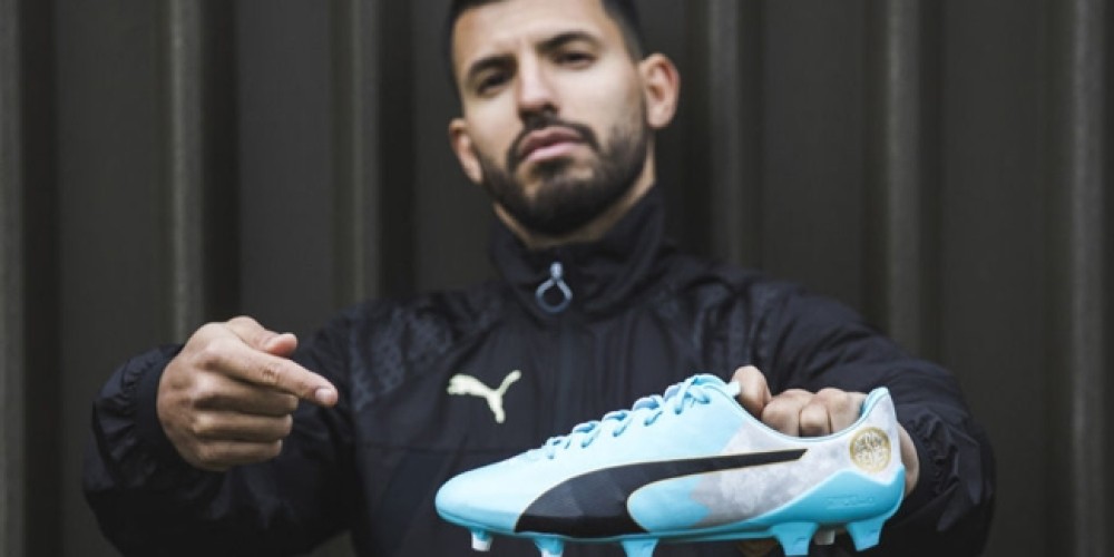 El Kun Agüero recibió sus botines especiales para el derbi de Manchester