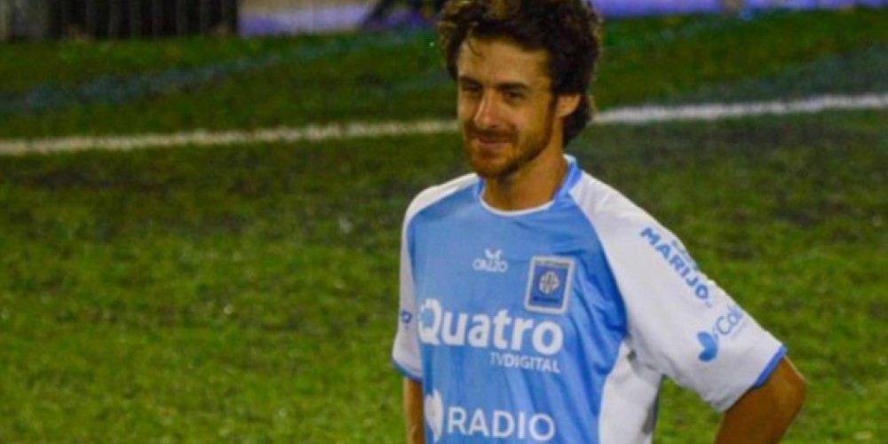 La camiseta homenaje a Pablo Aimar por la vuelta al club donde se formó