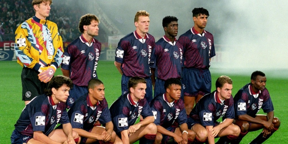 El Ajax present&oacute; su nueva camiseta recordando la &uacute;ltima con la cual sali&oacute; campe&oacute;n del mundo