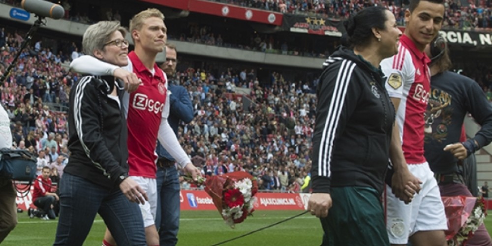 Los jugadores del Ajax ingresaron al campo de juego con sus madres