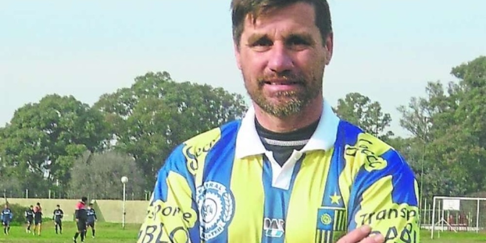 La historia del jugador argentino que tiene más años que su club