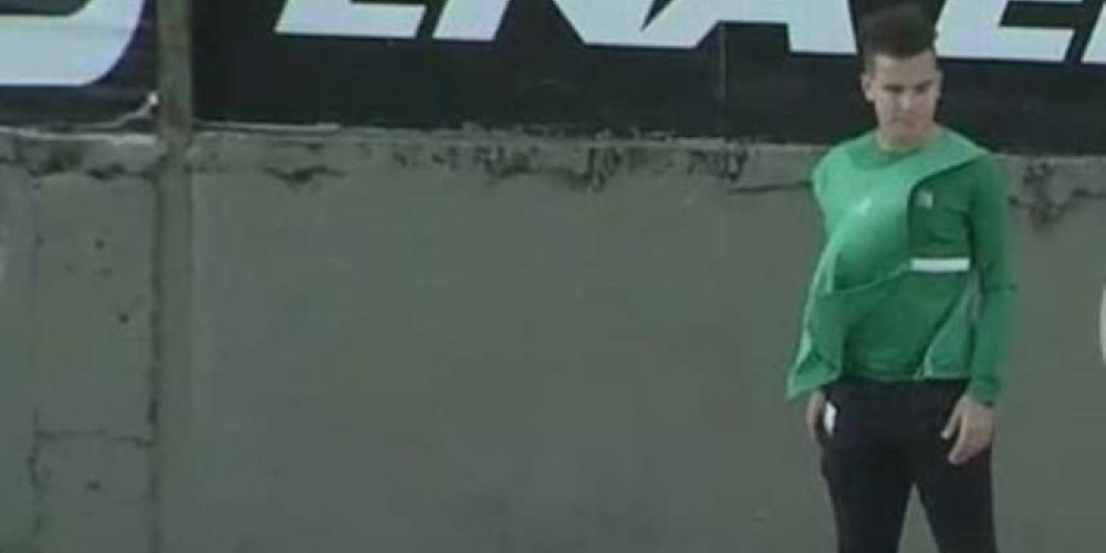 Imperdible: el alcanzapelotas que se meti&oacute; a jugar en un partido de la B Nacional 