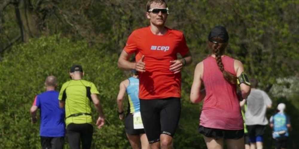 El alemán que estableció un nuevo récord corriendo maratones de espaldas