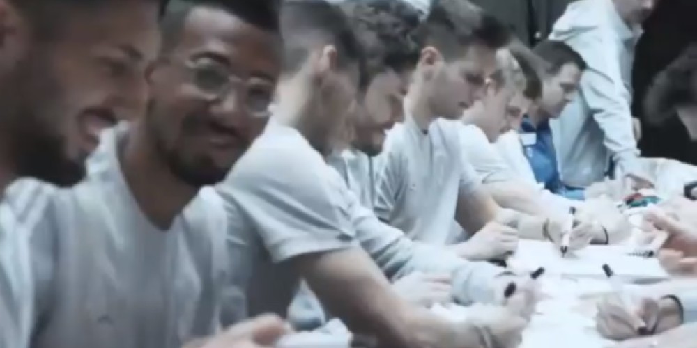 Los jugadores de la Selecci&oacute;n alemana hicieron horas extra firmando camisetas