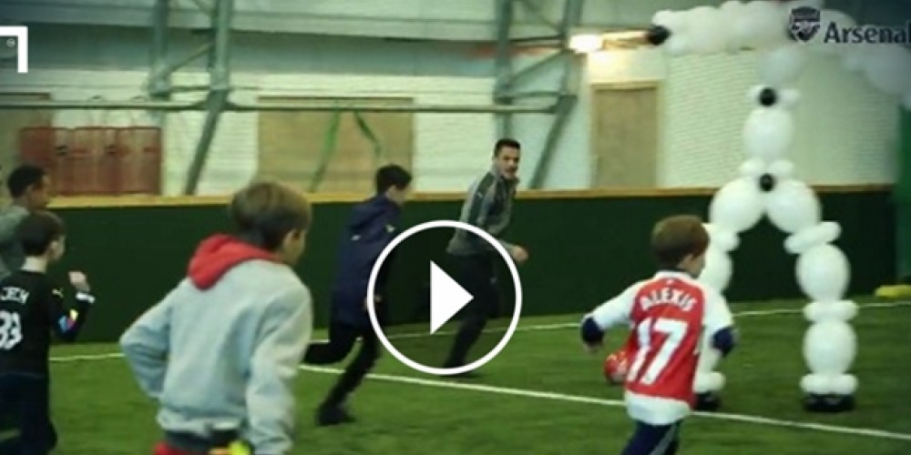 Alexis Sánchez se animó a jugar al fútbol con niños del Arsenal por Navidad