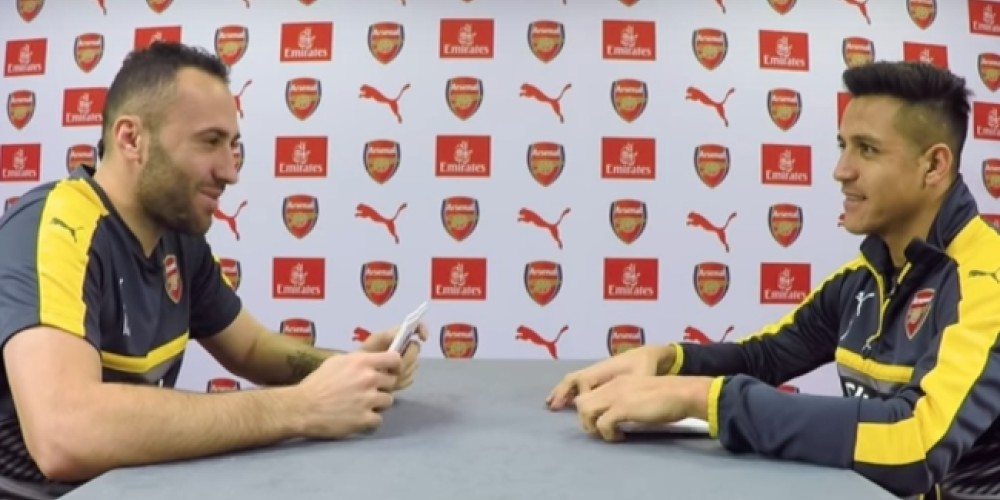 Alexis Sánchez y David Ospina se divirtieron entrevistándose