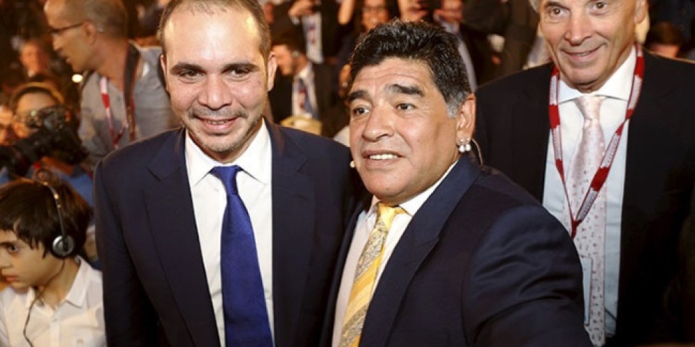 El Pr&iacute;ncipe Ali y Maradona presentaron su candidatura a la FIFA