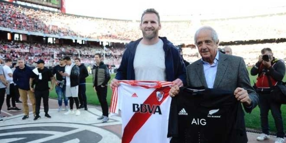 Los All Blacks visitaron el Monumental como hinchas de River previo al Rugby Championship