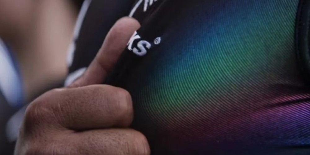 La típica camiseta negra de los All Blacks revelará un arcoíris cuando se estire en una curiosa activación