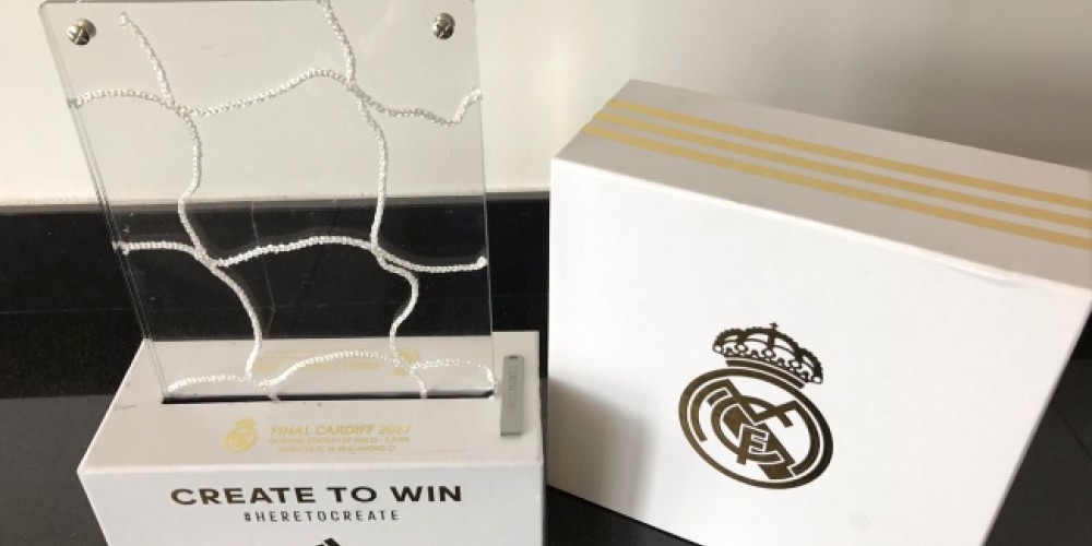 El Real Madrid le obsequió un trozo de red de la final de Cardiff como recuerdo a Fernando Alonso