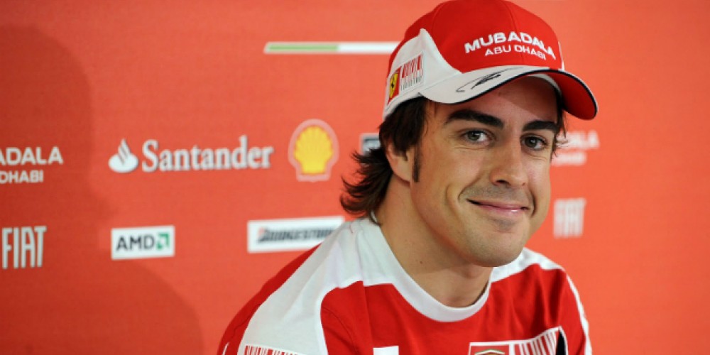 Alonso festeja su record en la F&oacute;rmula 1 con casco especial