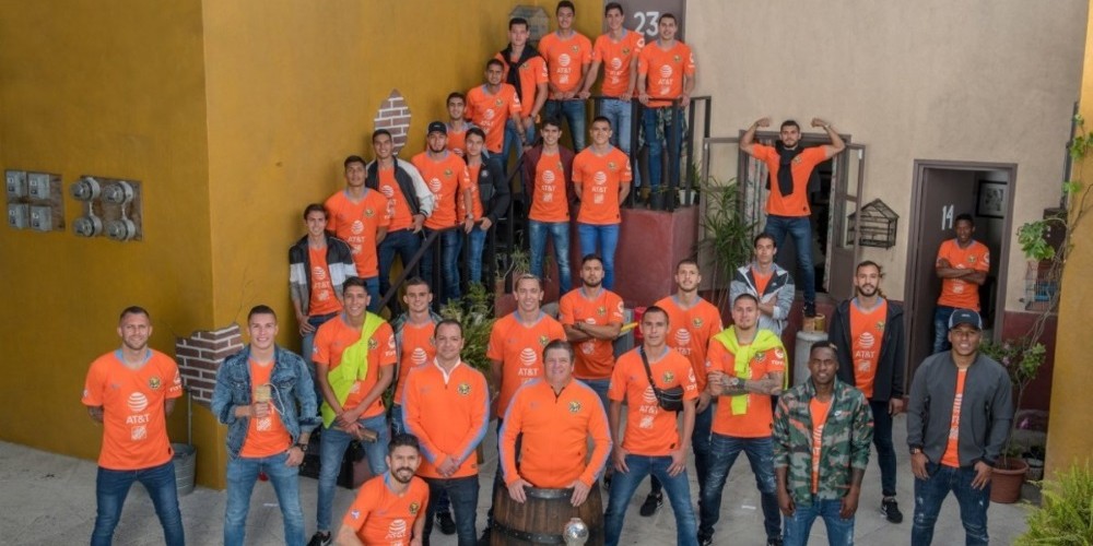 El América de México homenajeó al “Chavo del 8” en su foto oficial