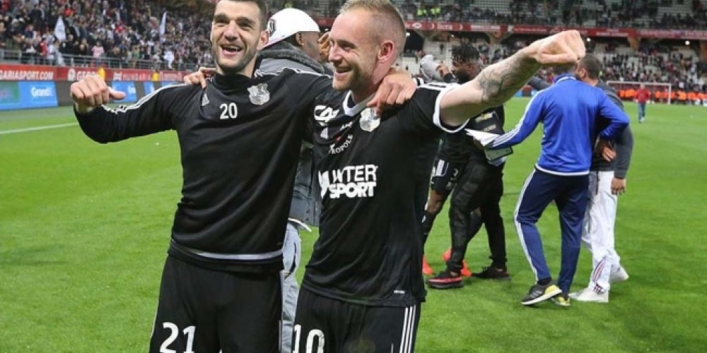 El Amiens asciende y le regala una camiseta a Macron como &lsquo;su hijo&rsquo; m&aacute;s importante