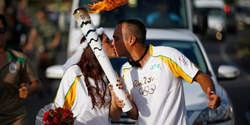 Un portador de la Antorcha Olímpica le pidió matrimonio a su novia en pleno relevo