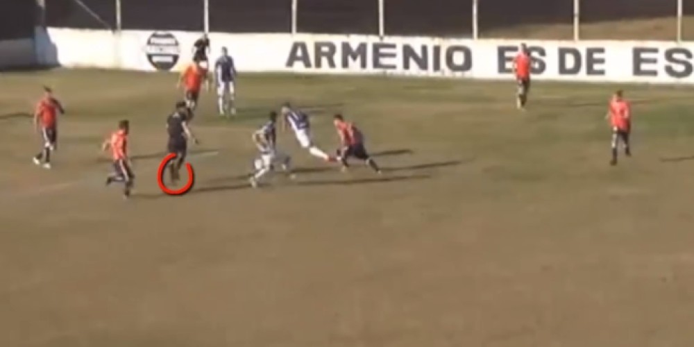 El insólito pase gol de un árbitro en el ascenso argentino