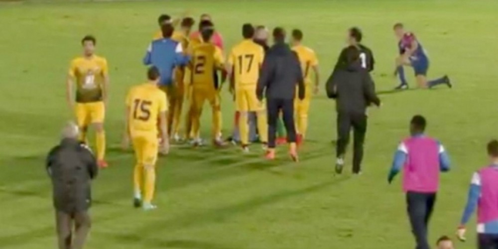 El &aacute;rbitro que termin&oacute; el partido mientras la pelota entraba en el arco