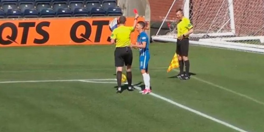 Insólito: un árbitro tuvo que expulsar a su asistente por problemas físicos