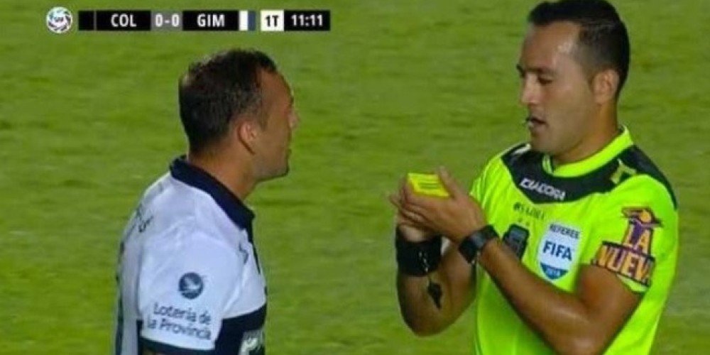 El jugador que fue amonestado por hacer tiempo a los 10 minutos de iniciado el encuentro