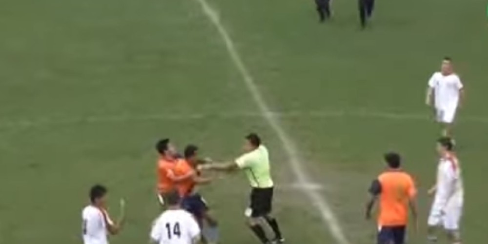 El encuentro argentino en donde un &aacute;rbitro se golpe&oacute; de pu&ntilde;os con los jugadores 