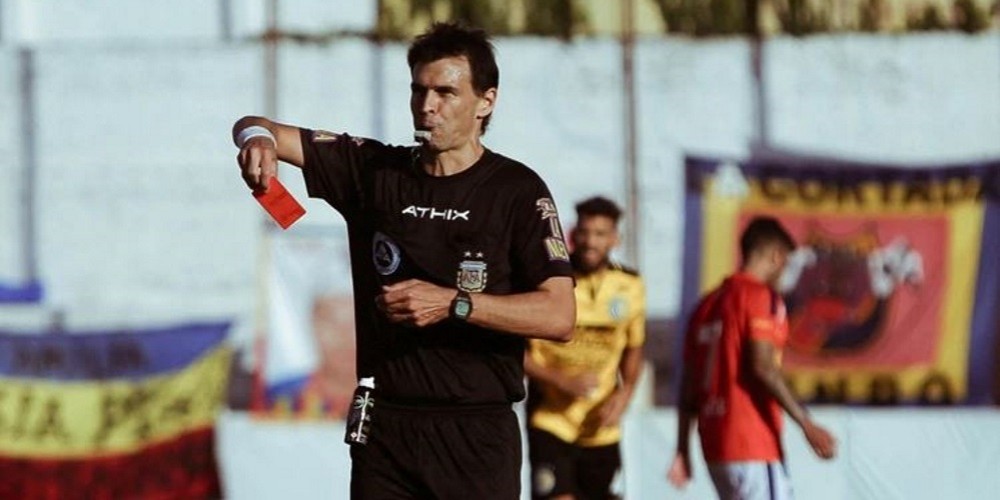 Un árbitro fue acusado de suspender un partido para llegar a dar un show tributo a Joan Manuel Serrat