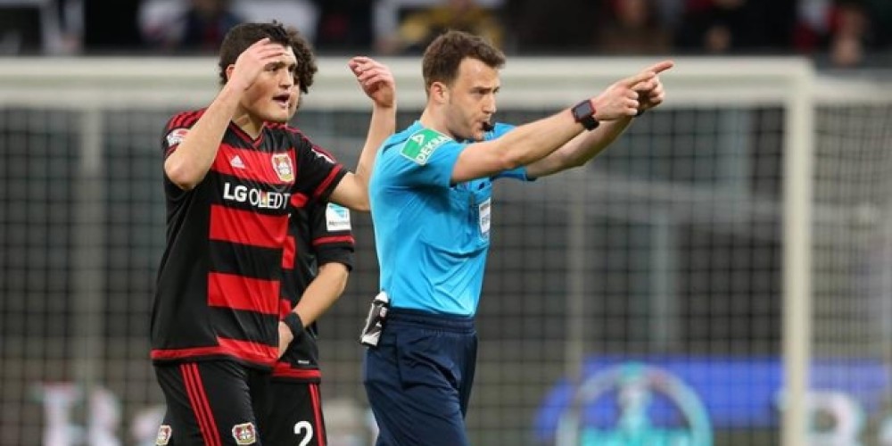 El árbitro de Leverkusen - Dortmund abandonó el campo de juego por las protestas
