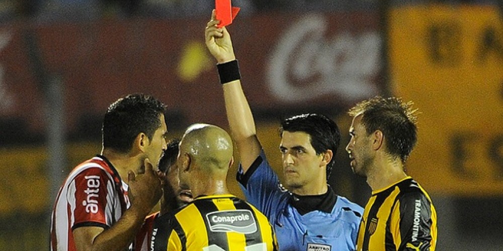 &Aacute;rbitros uruguayos intiman a la AUF por sus derechos de imagen