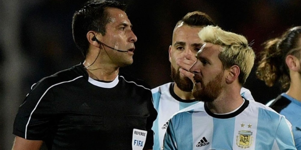 La FIFA analiza que solo los capitanes puedan comunicarse con los &aacute;rbitros 